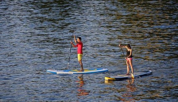 Le stand-up paddle en camping sur la plage de Quiberon