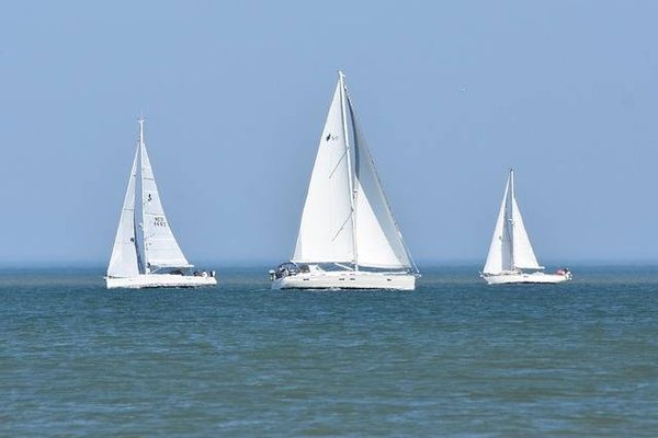 Camping et voile en Méditerranée : les meilleures destinations pour naviguer en mer