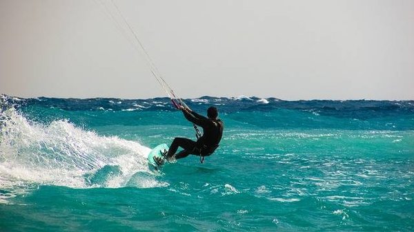 Camping et kitesurf dans les Alpes-Maritimes : les plages idéales pour s'adonner à ce sport de glisse