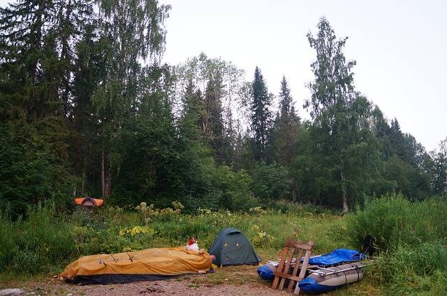 une tente dans la forêt